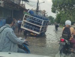 Banjir di PUP dan THB Hambat Aktivitas Warga, Satu Mobil Terperosok di Lubang