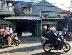 2 Kios Hangus Terbakar di Jalan Pejuang Bekasi Barat