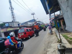 Kemacetan Kerap Terjadi di Karang Satria, Senggolan Jadi Hal Biasa